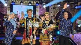 Wako Alfin dan Ketua TP-PKK foto bersama pemenang Bujang Gadis Kota Sungai Penuh 2025. (Foto: Humas Pemkot Sungai Penuh)