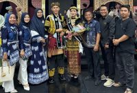Ahmad Argya Aldorin dan Lathifa Hendelisia, pemenang Bujang dan Gadis Kota Sungai Penuh 2025, berfoto bersama para pendamping dan tamu usai penobatan di Gedung Nasional Kota Sungai Penuh, Selasa (11/11/2025).