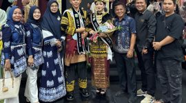 Ahmad Argya Aldorin dan Lathifa Hendelisia, pemenang Bujang dan Gadis Kota Sungai Penuh 2025, berfoto bersama para pendamping dan tamu usai penobatan di Gedung Nasional Kota Sungai Penuh, Selasa (11/11/2025).
