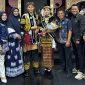 Ahmad Argya Aldorin dan Lathifa Hendelisia, pemenang Bujang dan Gadis Kota Sungai Penuh 2025, berfoto bersama para pendamping dan tamu usai penobatan di Gedung Nasional Kota Sungai Penuh, Selasa (11/11/2025).