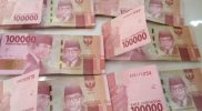 Uang pecahan seratus ribu rupiah yang diduga palsu tergeletak di atas meja.
