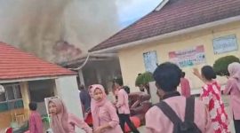 Asap terlihat keluar dari salah satu ruangan SMKN 5 Kerinci saat kebakaran terjadi.
( Foto siasat info)