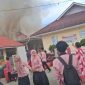 Asap terlihat keluar dari salah satu ruangan SMKN 5 Kerinci saat kebakaran terjadi.
( Foto siasat info)