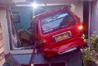 Angkot Pasar Raya–Indarung menabrak rumah warga di Indarung, Padang, Selasa (13/5/2025). (Foto: IST)