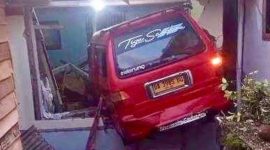 Angkot Pasar Raya–Indarung menabrak rumah warga di Indarung, Padang, Selasa (13/5/2025). (Foto: IST)