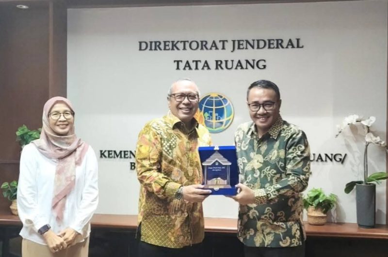 Wako Alfin bertemu Dirjen Tata Ruang ATR/BPN, Suyus Widiyana, membahas usulan PKW untuk Kota Sungai Penuh.