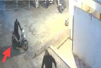 Cuplikan CCTV menunjukkan pelaku membawa kabur motor dari area masjid.(Foto tangkapan layar)