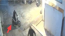 Cuplikan CCTV menunjukkan pelaku membawa kabur motor dari area masjid.(Foto tangkapan layar)