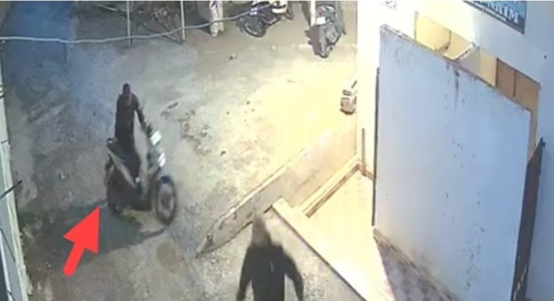 Cuplikan CCTV menunjukkan pelaku membawa kabur motor dari area masjid.(Foto tangkapan layar)