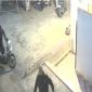 Cuplikan CCTV menunjukkan pelaku membawa kabur motor dari area masjid.(Foto tangkapan layar)