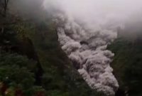 Awan panas Semeru meluncur deras saat erupsi di Lumajang.(Foto   akun x)