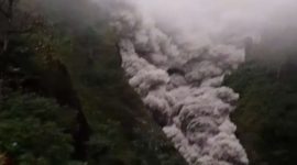 Awan panas Semeru meluncur deras saat erupsi di Lumajang.(Foto   akun x)