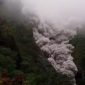 Awan panas Semeru meluncur deras saat erupsi di Lumajang.(Foto   akun x)