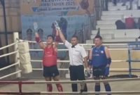 Wasit mengangkat tangan atlet sebagai tanda kemenangan dalam pertandingan Muaythai.(Foto Fyo)