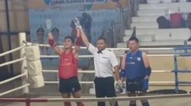 Wasit mengangkat tangan atlet sebagai tanda kemenangan dalam pertandingan Muaythai.(Foto Fyo)