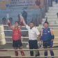 Wasit mengangkat tangan atlet sebagai tanda kemenangan dalam pertandingan Muaythai.(Foto Fyo)