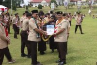 Kak Suhatril mewakili Wako Alfin menerima penghargaan Pramuka.