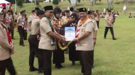 Kak Suhatril mewakili Wako Alfin menerima penghargaan Pramuka.