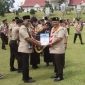 Kak Suhatril mewakili Wako Alfin menerima penghargaan Pramuka.