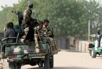 Personel militer Nigeria berpatroli di lokasi serangan militan (dok. Reuters)