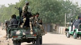 Personel militer Nigeria berpatroli di lokasi serangan militan (dok. Reuters)