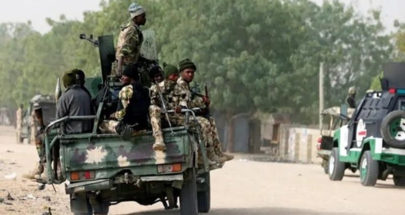 Personel militer Nigeria berpatroli di lokasi serangan militan (dok. Reuters)