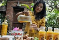 Seorang warga melakukan proses pembuatan Jamu Kunyit di Denpasar, Bali, Rabu (8/4/2020). ANTARA FOTO/Fikri Yusuf/foc.