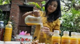 Seorang warga melakukan proses pembuatan Jamu Kunyit di Denpasar, Bali, Rabu (8/4/2020). ANTARA FOTO/Fikri Yusuf/foc.