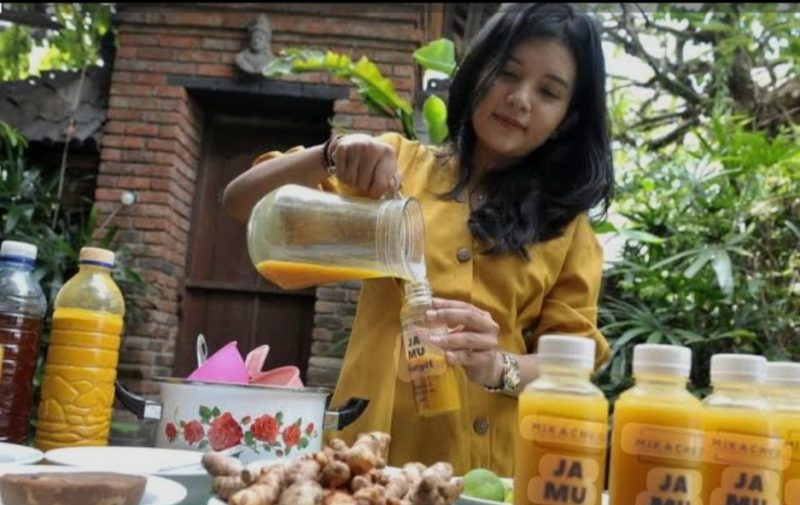 Seorang warga melakukan proses pembuatan Jamu Kunyit di Denpasar, Bali, Rabu (8/4/2020). ANTARA FOTO/Fikri Yusuf/foc.