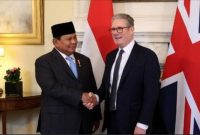 Foto: Britain's Prime Minister Keir Starmer (R) shakes hands with Indonesia's President Prabowo Subianto (L) inside 10 Downing Street, in central London, on November 21, 2024. (Photo by Mina Kim / POOL / AFP)