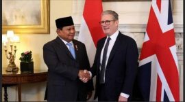Foto: Britain's Prime Minister Keir Starmer (R) shakes hands with Indonesia's President Prabowo Subianto (L) inside 10 Downing Street, in central London, on November 21, 2024. (Photo by Mina Kim / POOL / AFP)