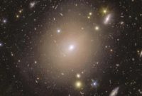 Foto: Teleskop Euclid temukan 'cincin Einstein' langka yang tersembunyi di dekat Bumi — dan galaksi kuno yang tak bernama di baliknya. (Dok. NASA)