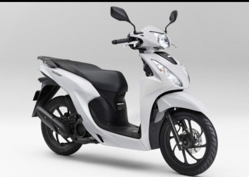 Tampilan depan Honda Dio 110 Lite dengan desain lampu besar.
