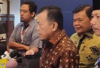 Gubernur Al Haris memberi keterangan kepada wartawan.