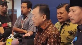 Gubernur Al Haris memberi keterangan kepada wartawan.