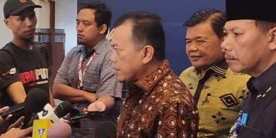 Gubernur Al Haris memberi keterangan kepada wartawan.