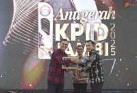 Kepala Diskominfo Provinsi Jambi, Ariansyah, saat menerima penghargaan kategori Penyelenggara Peduli Penyiaran dari KPID Jambi.
