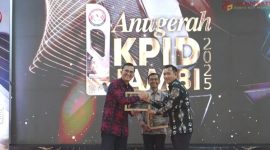 Kepala Diskominfo Provinsi Jambi, Ariansyah, saat menerima penghargaan kategori Penyelenggara Peduli Penyiaran dari KPID Jambi.
