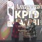 Kepala Diskominfo Provinsi Jambi, Ariansyah, saat menerima penghargaan kategori Penyelenggara Peduli Penyiaran dari KPID Jambi.
