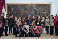 Wawako Azhar saat melepas peserta Bujang Gadis yang akan mengikuti ajang tingkat Provinsi Jambi.
