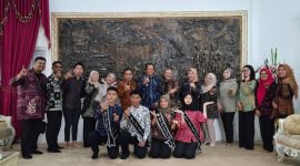 Wawako Azhar saat melepas peserta Bujang Gadis yang akan mengikuti ajang tingkat Provinsi Jambi.