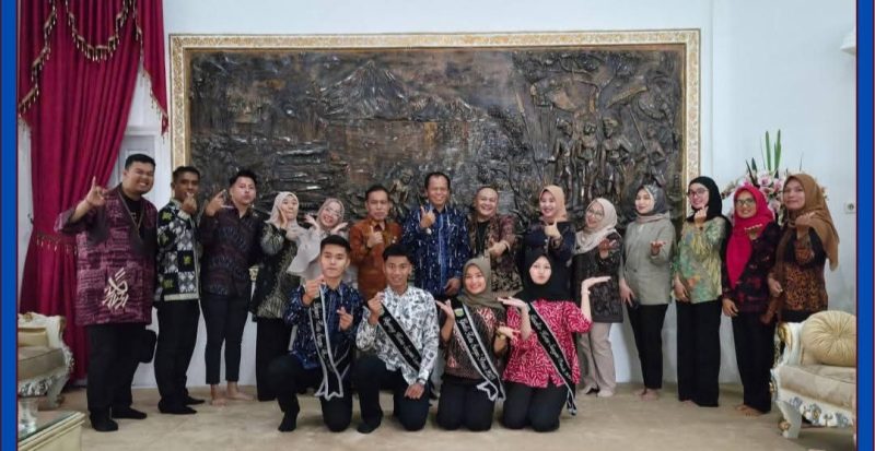 Wawako Azhar saat melepas peserta Bujang Gadis yang akan mengikuti ajang tingkat Provinsi Jambi.