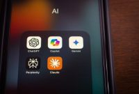 Pengguna sedang mengakses fitur AI di perangkat mobile untuk mencari ide dan strategi bisnis.