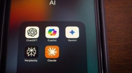 Pengguna sedang mengakses fitur AI di perangkat mobile untuk mencari ide dan strategi bisnis.