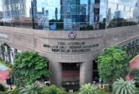 Petugas Imigrasi melayani warga dalam pengurusan paspor sebagai bagian dari peningkatan layanan keimigrasian.