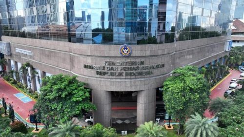 Petugas Imigrasi melayani warga dalam pengurusan paspor sebagai bagian dari peningkatan layanan keimigrasian.