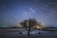 Hujan Meteor Alpha Monoceroids terlihat memancar dari konstelasi Monoceros pada malam hari.
