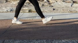 Berjalan kaki rutin selama 5 jam per minggu dapat membantu menurunkan risiko kanker pencernaan jika dilakukan konsisten selama bertahun-tahun.