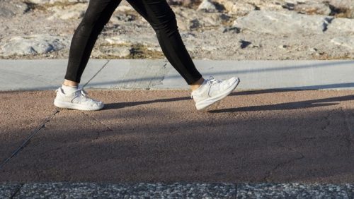 Berjalan kaki rutin selama 5 jam per minggu dapat membantu menurunkan risiko kanker pencernaan jika dilakukan konsisten selama bertahun-tahun.
