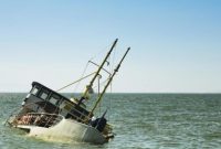 Petugas maritim Malaysia mengevakuasi migran Rohingya yang selamat setelah kapal mereka terbalik di perairan dekat Pulau Langkawi, Minggu (9/11/2025).